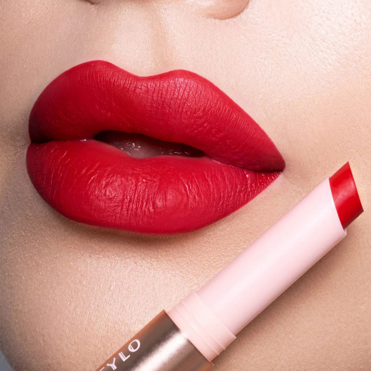 Refect Beauty Astra Madame Lipstylo The Mat lipstick in an intense red shade with a smooth, extra matte finish.