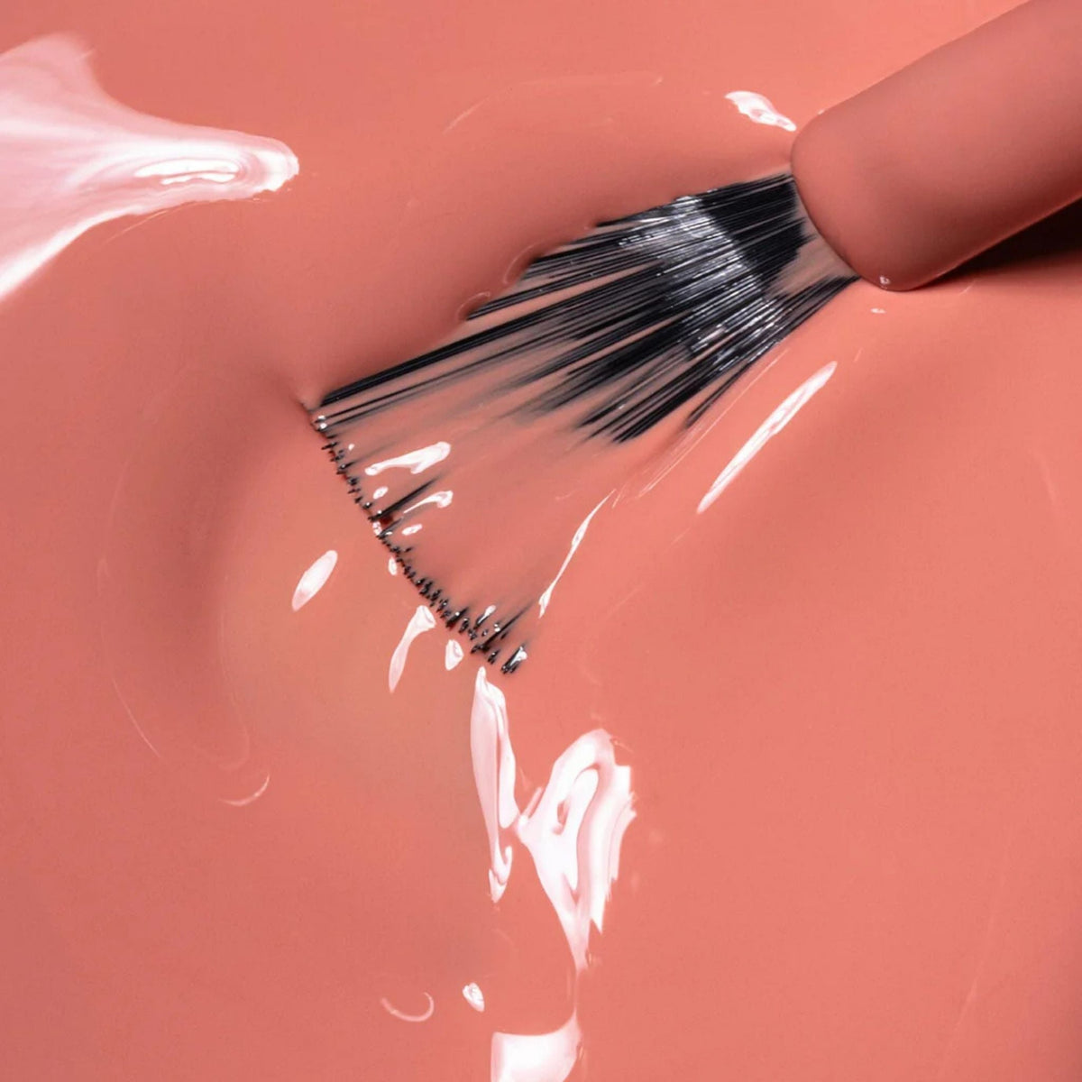 Refect Beauty Astra My Laque nail polish brush applying a smooth, glossy, peach-toned liquid lacquer.