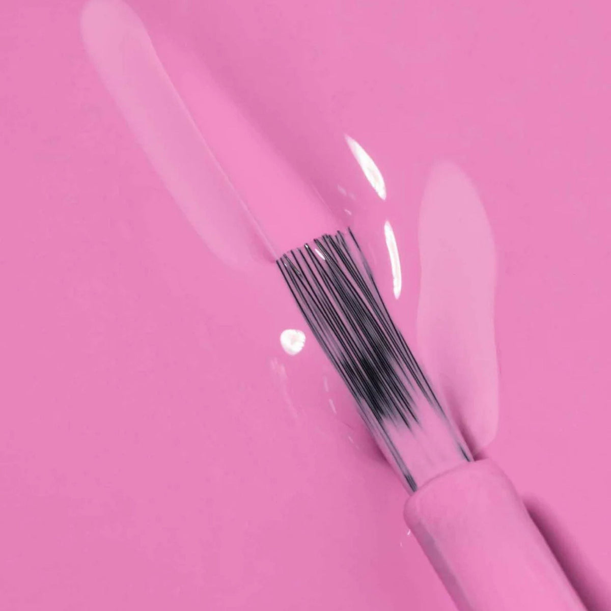Refect Beauty Astra My Laque nail polish brush with vibrant pink glossy lacquer texture
