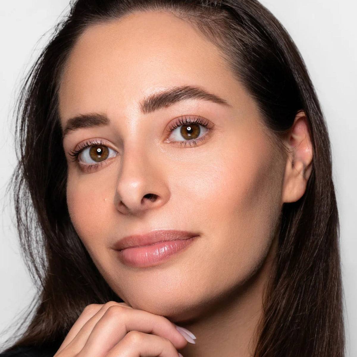 Refect Beauty Astra Velvet Skin Loose Powder applied on a model for a smooth, luminous, and matte complexion finish.