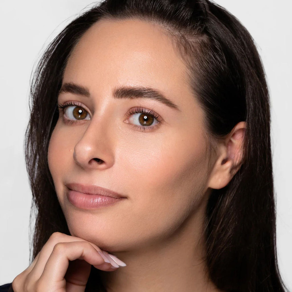 Refect Beauty Astra Velvet Skin Loose Powder applied on a woman with smooth, luminous skin and a natural finish