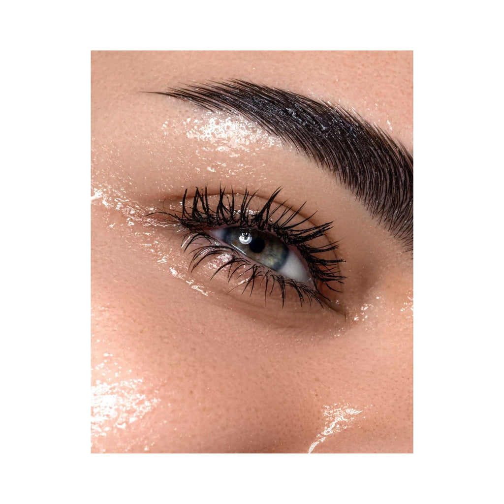 Refect Beauty Astra Universal Volume Waterproof Mascara applied to lashes for a voluminous, defined look.