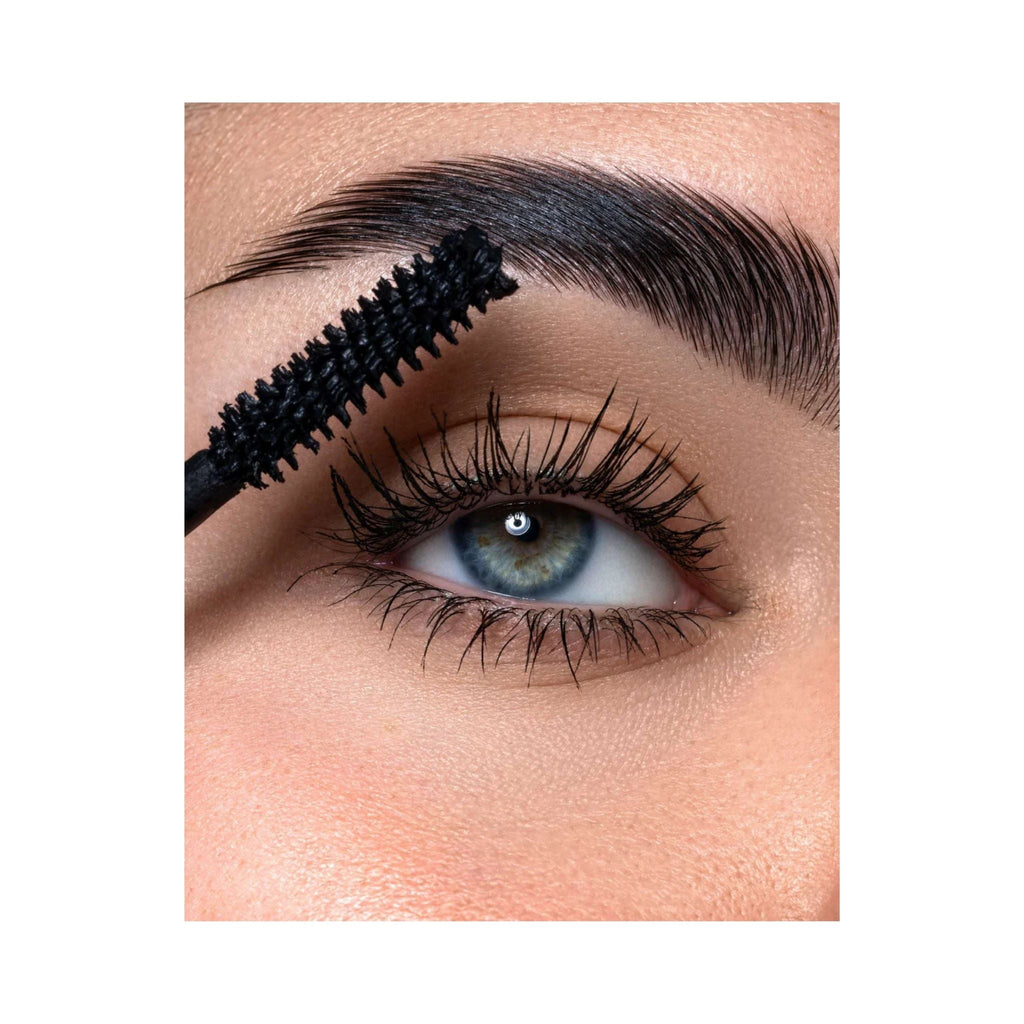 Refect Beauty Astra Universal Volume Waterproof mascara applicator applying black pigment to long defined eyelashes