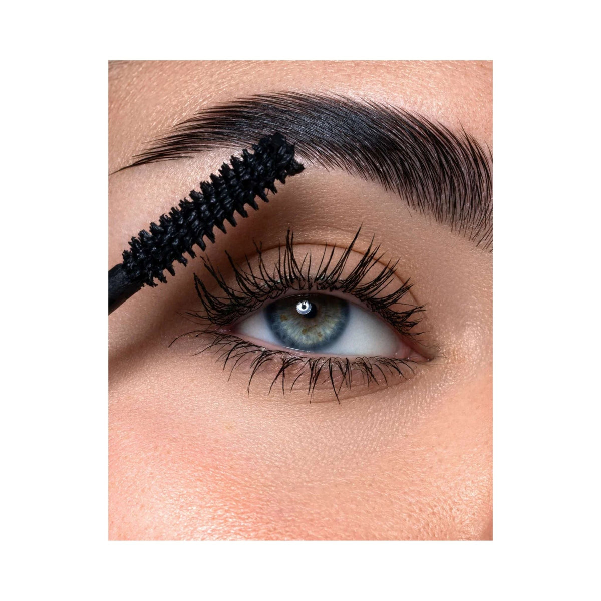 Refect Beauty Astra Universal Volume Waterproof mascara applicator applying black pigment to long defined eyelashes
