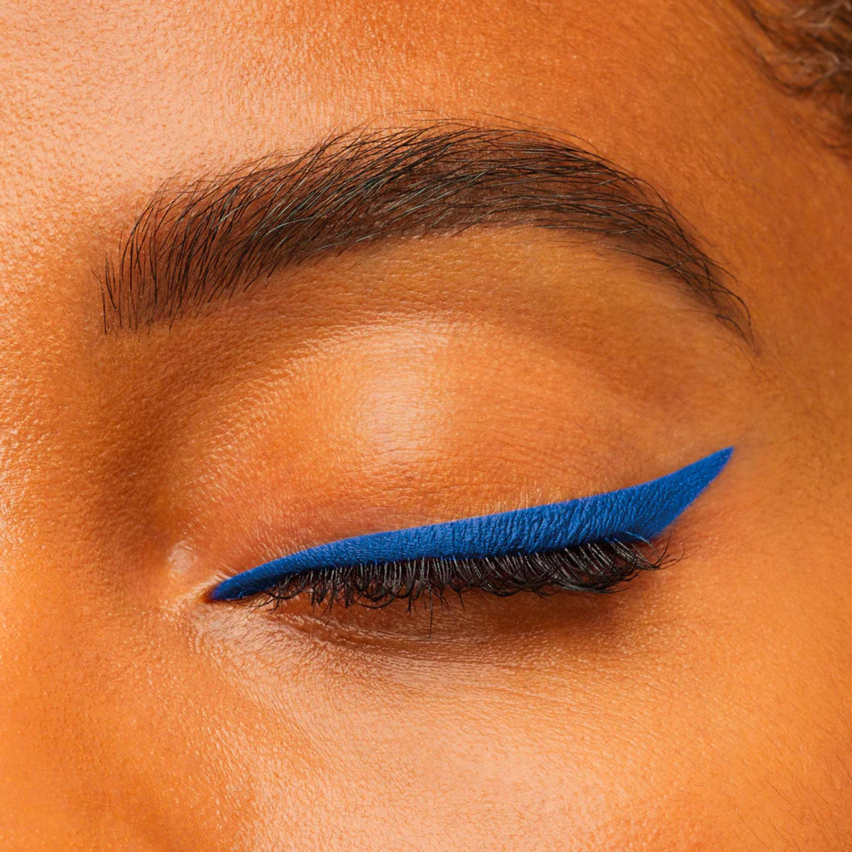 Refect Beauty Bourjois Contour Clubbing waterproof eyeliner in vibrant blue applied as a sharp winged cat eye