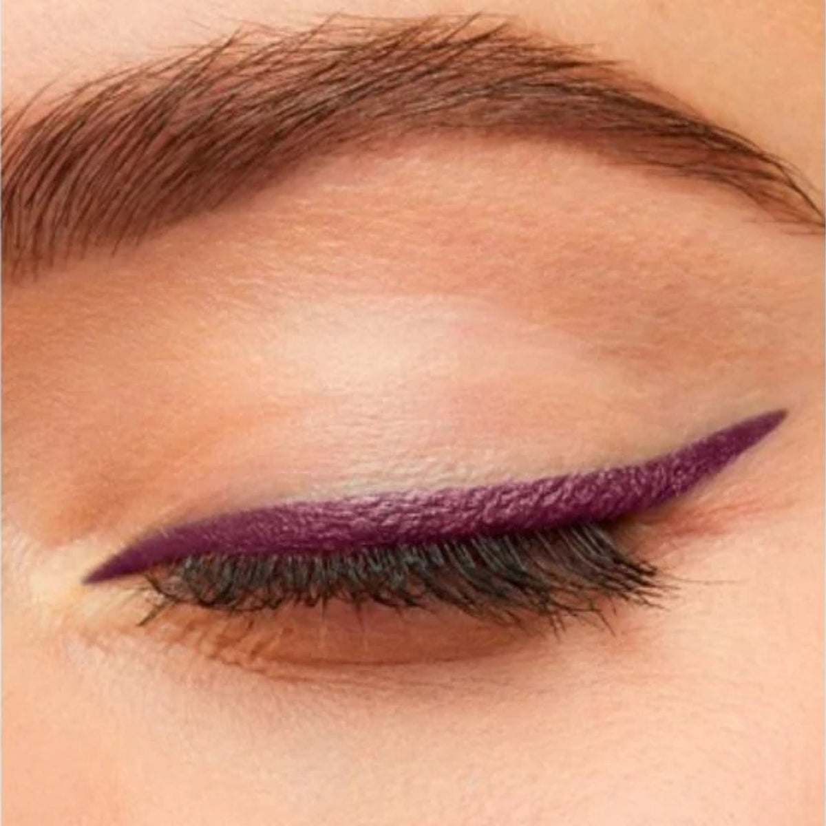 Refect Beauty Bourjois Contour Clubbing waterproof purple eyeliner applied on a closed eyelid