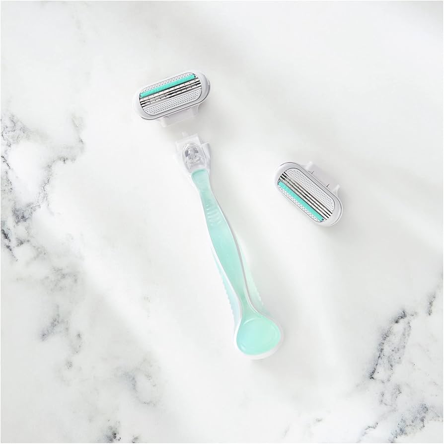 Refect Beauty Gillette Venus Smooth Sensitive razor with soft-grip handle and two replacement blade cartridges