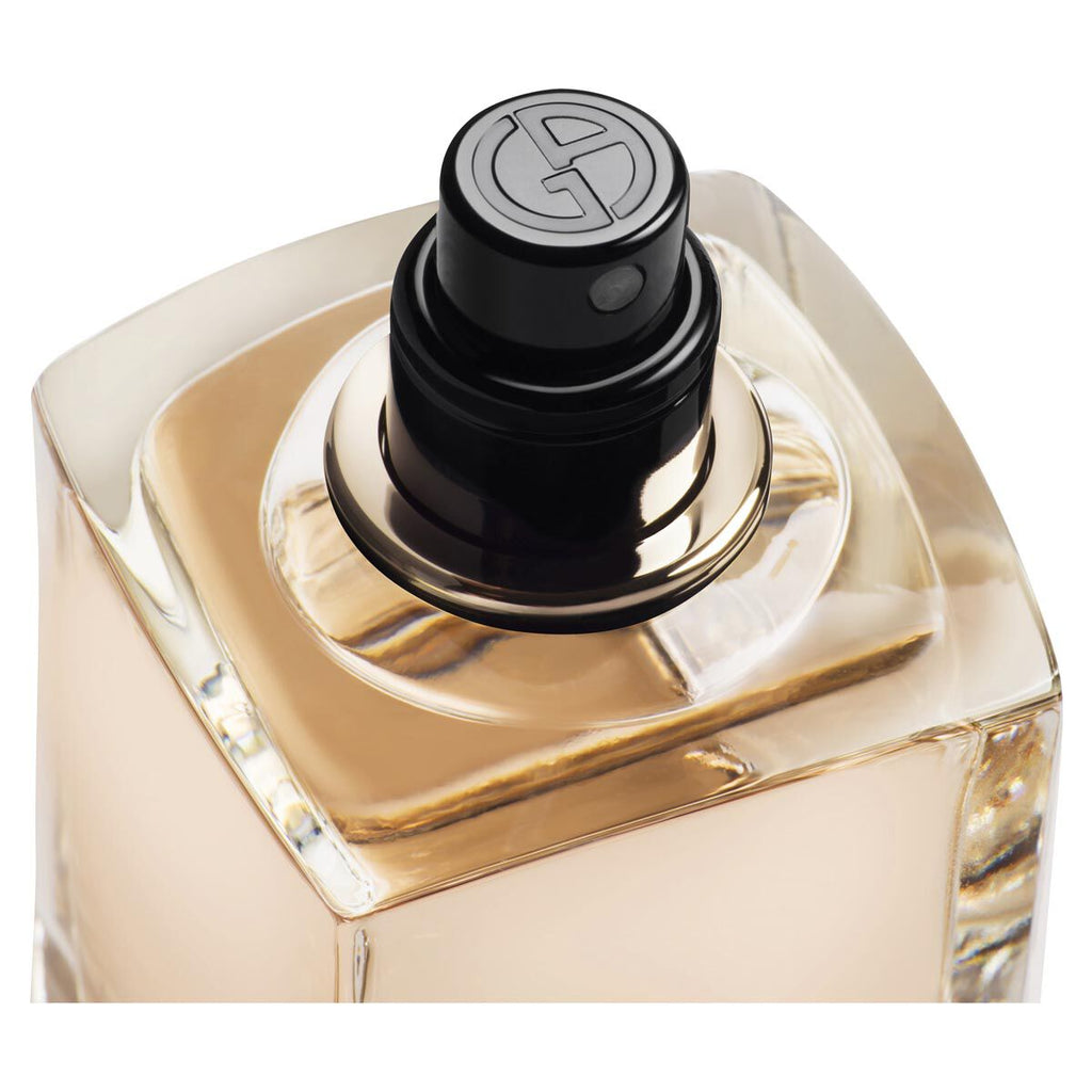 Refect Beauty Giorgio Armani Si Eau de Parfum bottle top detail featuring a black cap with the iconic GA logo