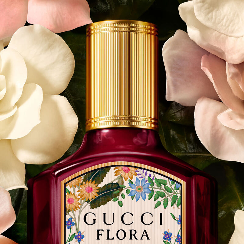 Refect Beauty Gucci Flora Gorgeous Gardenia Intense perfume bottle with gold cap surrounded by white gardenia flowers