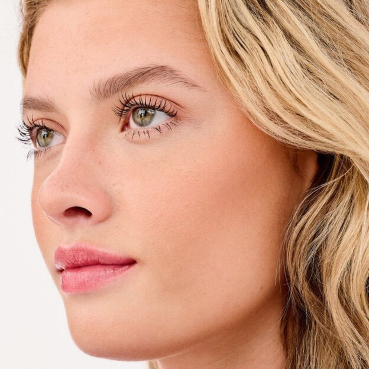 Refect Beauty model wearing Benefit Cosmetics Hoola matte bronzer for a natural sun-kissed contour on cheeks