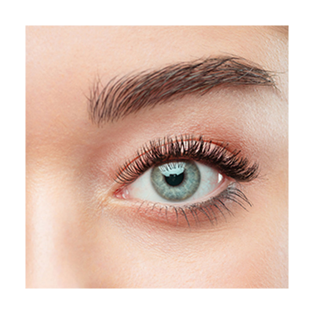 Refect Beauty LUNA Volumizer Mascara in deep black applied to lashes for a voluminous and defined look