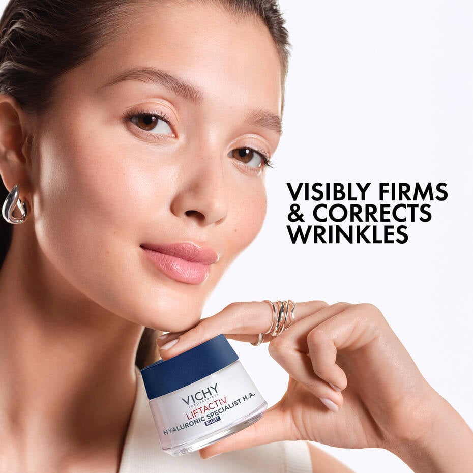 Refect Beauty model holding Vichy Liftactiv Night Supreme cream jar, promoting anti-aging and wrinkle correction.